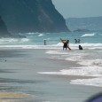 Twee toeristen overleden op stranden Algarve Een Nederlander en een Duitser zijn gisteren dood aangetroffen op twee verschillende stranden in de Algarve. De doodsoorzaak van de Nederlander is onbekend. Hij werd gevonden op het strand Vale...