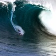 De surfer Garret McNamara heeft via een megahoge golf aan de Portugese kust het Guinness World Records Book gehaald. De 44-jarige Amerikaan werd in november vorig jaar gefilmd toen hij...