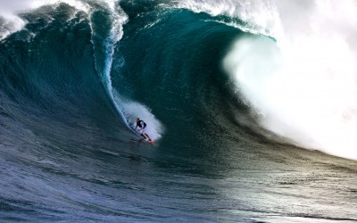De surfer Garret McNamara heeft via een megahoge golf aan de Portugese kust het Guinness World Records Book gehaald. De 44-jarige Amerikaan werd in november vorig jaar gefilmd toen hij...