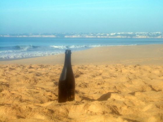 Champagnefles op het strand van Galé - Algarve