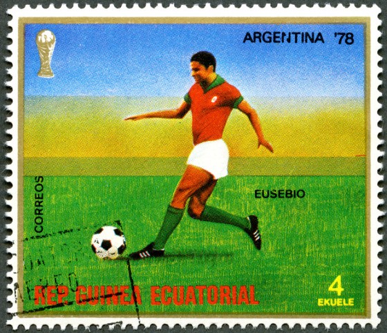 Eusébio in actie op een postzegel