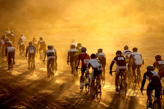 wielrennen bij opkomende zon - Ronde van de Algarve