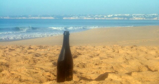 Champagnefles op het strand van Galé - Algarve